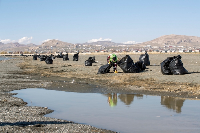 Van Gölü sahilinden 40 ton çöp toplandı